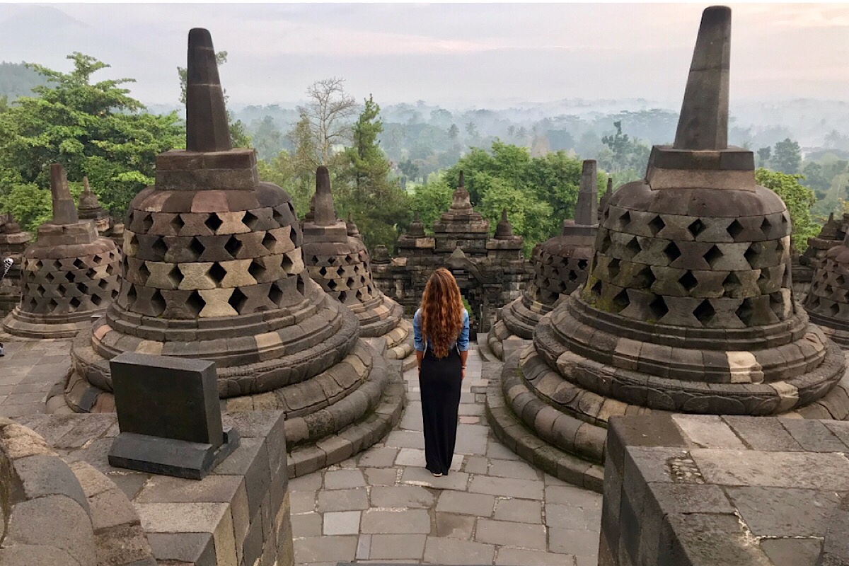 Le c l bre temple de Borobudur  histoire myst res 